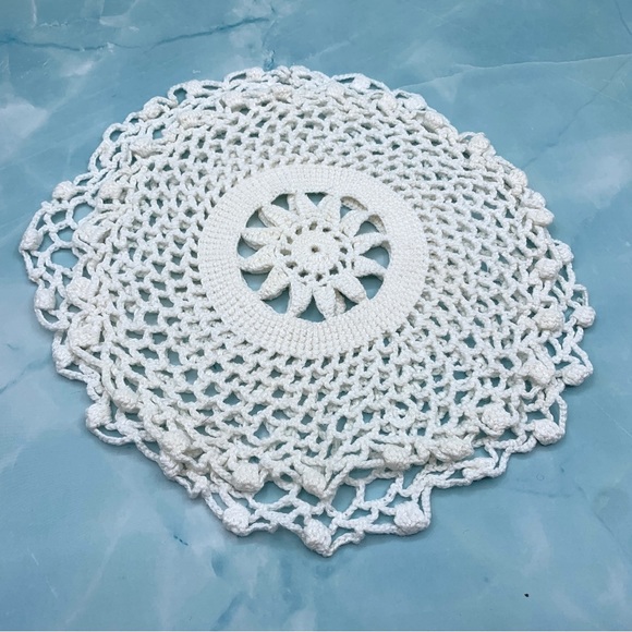 set of two vintage handmade doilies, 7" and 8" round, cream, white, sun pattern - Picture 4 of 7